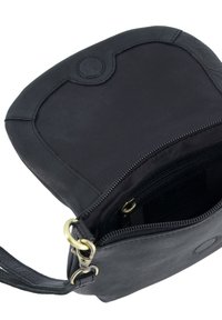 Schwarze Leder-Crossbody-Tasche mit einem Reißverschluss-Hauptfach, strukturierter Oberfläche und Messingbeschlägen zur Befestigung des Tragegurts.