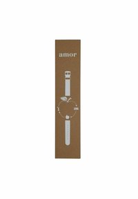 Uhrenverpackung mit minimalistischem Design. Braunes Kraftpapier zeigt weiße Grafiken einer Uhr, einer Pflanze, einer Frucht und dem Text "amor."