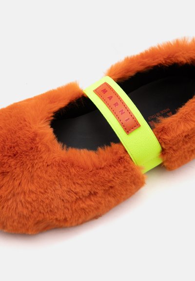 Chaussure orange douce et duveteuse, à enfiler, avec une sangle élastique jaune fluo siglée Marni et semelle intérieure noire.