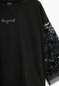 Schwarzer Sweatshirt mit Rundhalsausschnitt, mit einem strukturierten schwarzen Paillettenärmel-Detail und weiß gesticktem "desigual"-Logo.