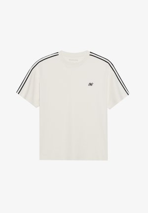 Rövid ujjú, krém színű póló fekete csíkokkal a vállaknál, kerek nyakkivágással és kis fekete logóval a mellkason. Puha pamut anyag.