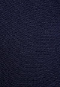 Tejido azul marino con un tejido texturizado, que presenta un patrón de rejilla fina y ajustada, dando una sensación ligeramente áspera y un acabado mate.