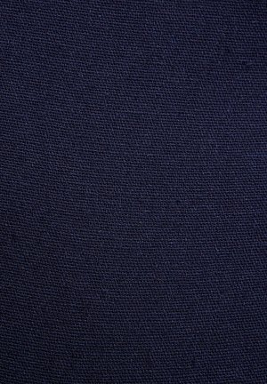 Tissu bleu marine avec un tissage texturé, présentant un motif de grille fine et serrée, offrant une sensation légèrement rugueuse et un aspect mat.