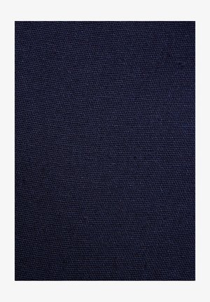 Námořnická modrá tkanina s texturovaným tkaním, s jemným, pevným mřížkovým vzorem, který má mírně drsný pocit a matný vzhled.