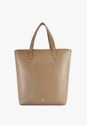 Brązowa skórzana torba na ramię z dwoma uchwytami i niewielkim złotym detalem przy dolnym środku na białym tle.