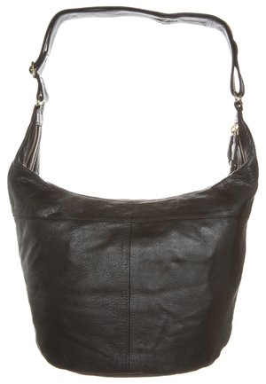 Zwarte leren schoudertas met verstelbare riem en ritssluiting op een witte achtergrond.