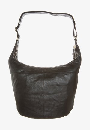 Czarna skórzana torba na ramię z regulowanym paskiem i zamknięciem na zamek błyskawiczny na białym tle.