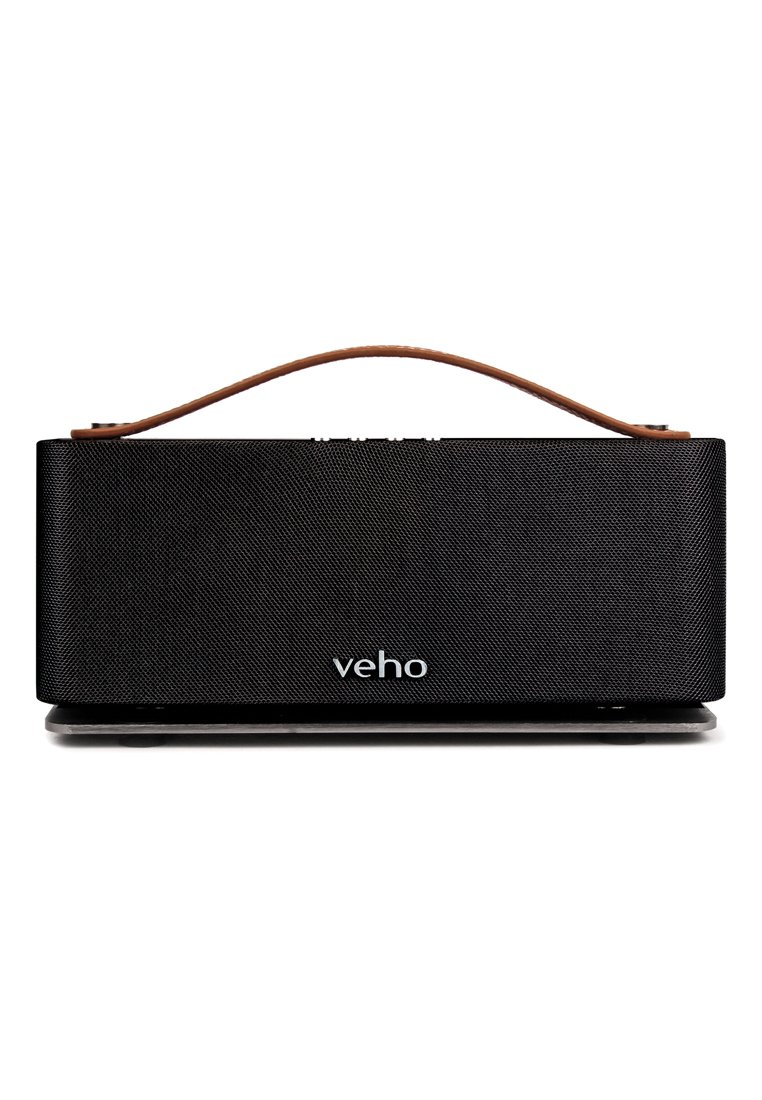 Altoparlante wireless con un esterno in tessuto nero texturizzato, manico in pelle marrone e hardware argentato. Presenta il logo del marchio sul fronte.