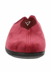 Pantofole rosse morbide con una toppa a forma di cuore rosso scuro e piccoli strass che formano una V sulla parte superiore, suola nera visibile sul fondo.