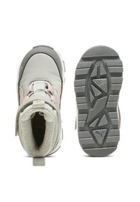 Grijze en roze waterdichte enkellaarsjes met een getextureerde rubberen zool, gevoerde binnenkant en een verstelbare band voor de pasvorm. Gladde synthetische bovenkant.