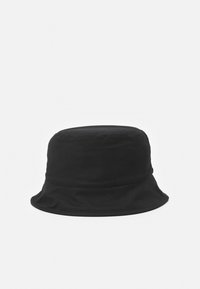 Chapéu preto de balde feito de tecido suave, com uma coroa arredondada e uma aba larga e flexível. Design simples e minimalista, sem padrões.