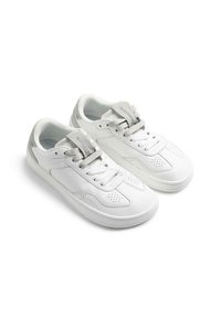 Scarpe sportive bianche in pelle con texture liscia. Presentano perforazioni, punta arrotondata e accenti grigi sulla linguetta e sul tallone.