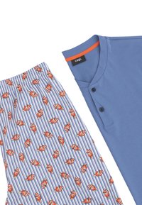 Camicia blu a maniche corte con collo arancione in risalto e dettagli a bottoni, abbinata a pantaloni del pigiama con motivo di pesci pagliaccio su sfondo a righe.