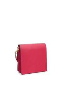 Bolso cruzado de cuero rosa con forma rectangular estructurada, presenta un cierre con solapa, herrajes dorados y costuras de contraste.