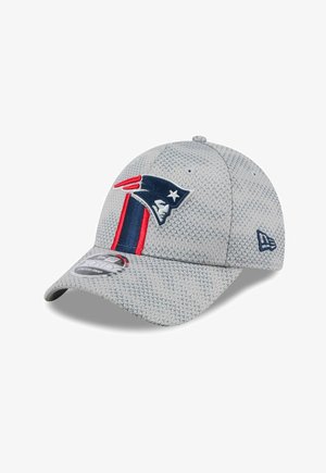 Cappellino da baseball grigio con motivo testurizzato, logo dei New England Patriots e strisce verticali rosse e blu scuro sul pannello frontale, logo New Era sul lato.
