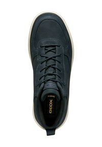 Zapatilla de color azul marino oscuro con cordones negros, cuello acolchado, suela beige y el branding dorado "GEOX Respira" en el interior del zapato.