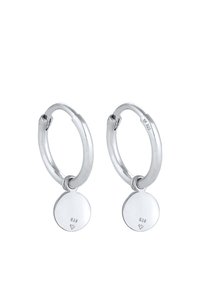 Orecchini a cerchio in argento con una finitura lucida e un charm a disco circolare, contrassegnati "925", che indicano la qualità dell'argento sterling.