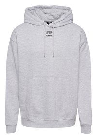 Ljusgrå hoodie i mjukt tyg, med en kenguruficka, dragsko på huva och en liten logotyp på bröstet.