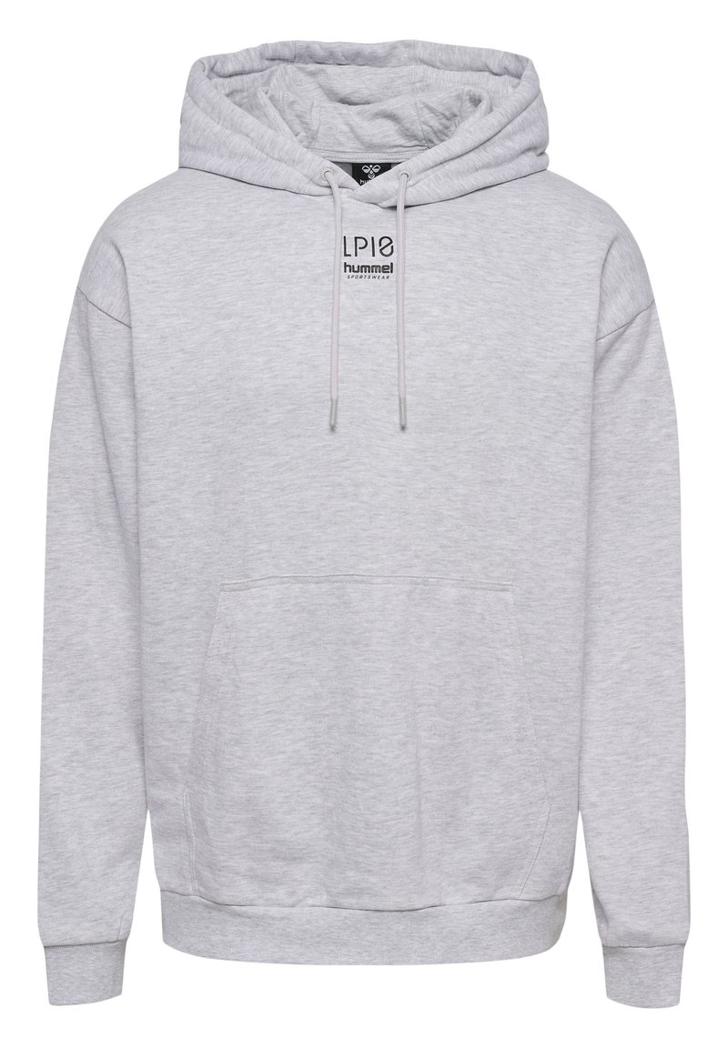 Ljusgrå hoodie i mjukt tyg, med en kenguruficka, dragsko på huva och en liten logotyp på bröstet.