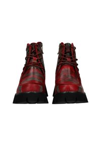 Botas de cuero rojo con rayas gris oscuro, punta redonda, suela negra gruesa, acentos metálicos y diseño con cordones. Acabado texturizado en toda la superficie.
