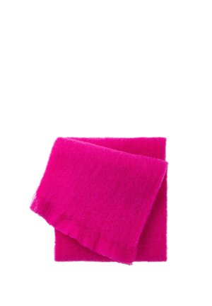 Écharpe tricotée douce rose vif pliée sur un fond blanc uni.