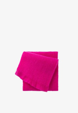Écharpe tricotée douce rose vif pliée sur un fond blanc uni.