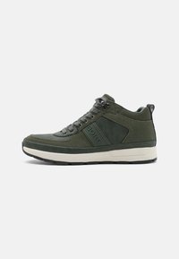 Groene hoge sneakers van suede en synthetische materialen. Voorzien van een gestructureerde afwerking, vetersluiting en een contrasterende witte tussenzool.