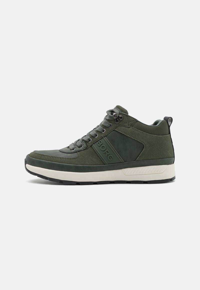 Groene hoge sneakers van suede en synthetische materialen. Voorzien van een gestructureerde afwerking, vetersluiting en een contrasterende witte tussenzool.
