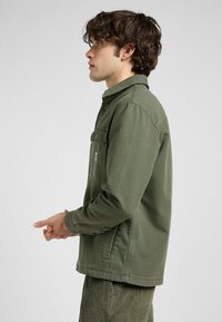 Lee WORKWEAR - Chaqueta fina - oak moss