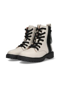 Botines de cuero blanco con cordones negros y cremallera lateral. Presentan una superficie texturizada, suela negra y un detalle a rayas en la cremallera.