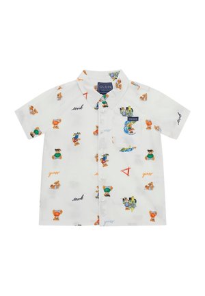 Wit overhemd met korte mouwen en knopen, bedrukt met teddyberen en voertuigen, voorzien van een borstzakje en een "Guess" merklabel op de kraag en het zakje.