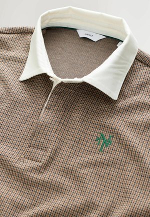 Braun-beige gemustertes Poloshirt mit weißem Kragen und grünem Logo. Verfügt über eine durchgeknöpfte Leiste und strukturierten Stoff.