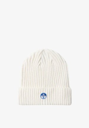 Berretto in maglia bianca con una texture a coste, dotato di risvolto e un piccolo logo circolare blu con la scritta "NORTHSAILS."