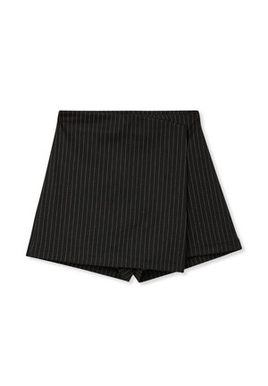 Shorts neri a righe con una vestibilità avvolgente. Realizzati in un tessuto morbido, presentano linee verticali bianche e un finish pulito e su misura.