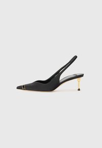 Mustat satiiniset slingback-kengät, joissa on terävä kärki, kultainen yksityiskohta kärjen lähellä ja kultainen metallikorko. Sileä pinta, minimalistinen muotoilu.