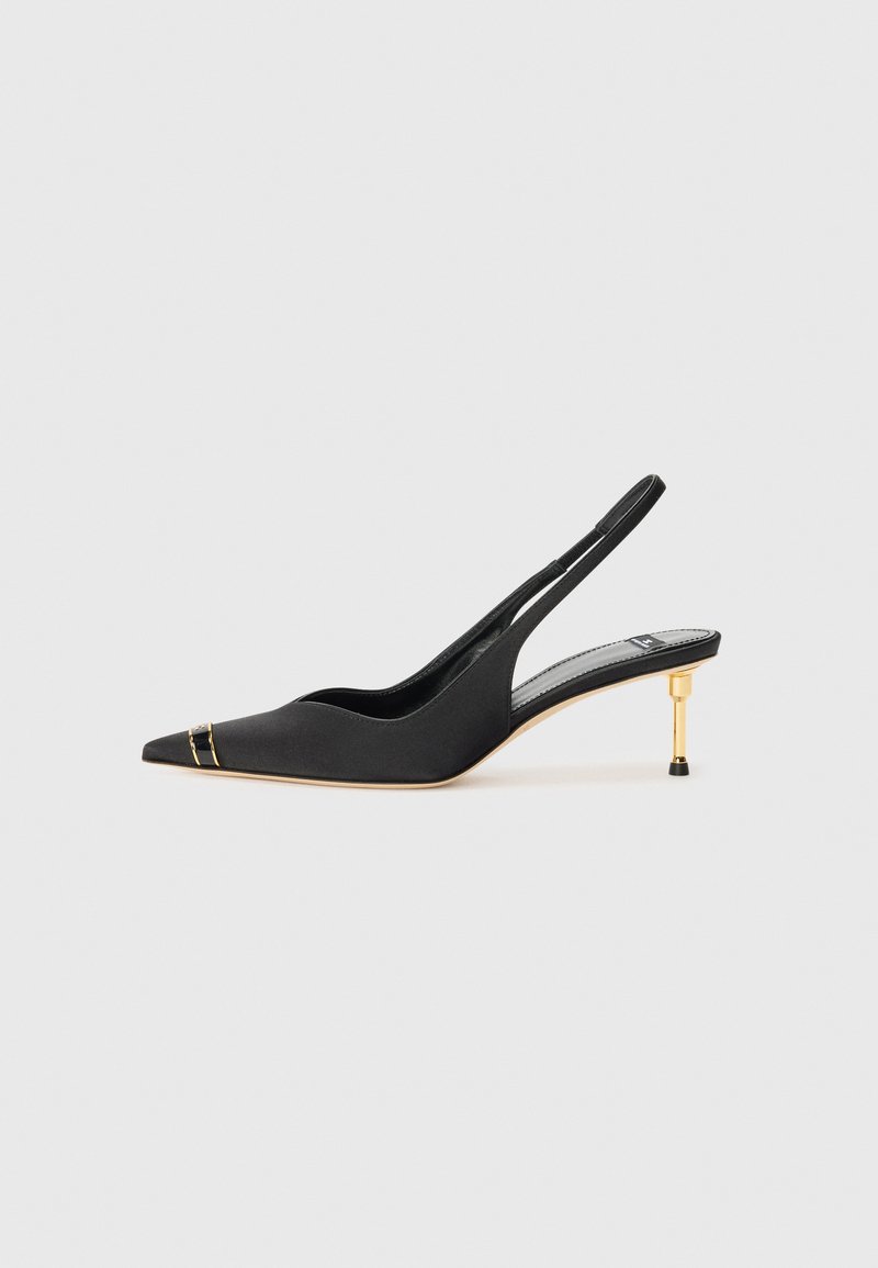 Mustat satiiniset slingback-kengät, joissa on terävä kärki, kultainen yksityiskohta kärjen lähellä ja kultainen metallikorko. Sileä pinta, minimalistinen muotoilu.