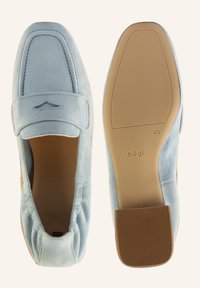 Jasnoniebieskie zamszowe mokasyny z konstrukcją slip-on, prostokątnym noskiem i teksturowaną gumową podeszwą. Miękka cholewka z przeszyciami.