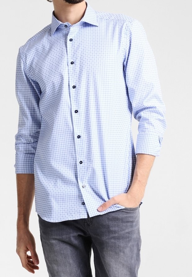 Světle modrá kostkovaná košile na knoflíky s dlouhými rukávy, černými knoflíky a klasickým límečkem, kombinovaná se šedými džínami.