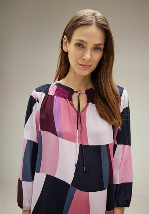 PRINT MIT SMOKDETAILS - Vestito estivo - pink