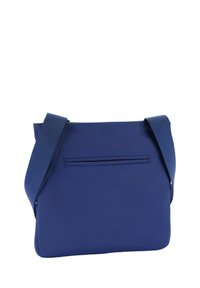 Borsa a tracolla blu realizzata in tessuto liscio, dotata di una tasca frontale, una tracolla ampia e chiusura con zip. Forma rettangolare semplice con linee pulite.
