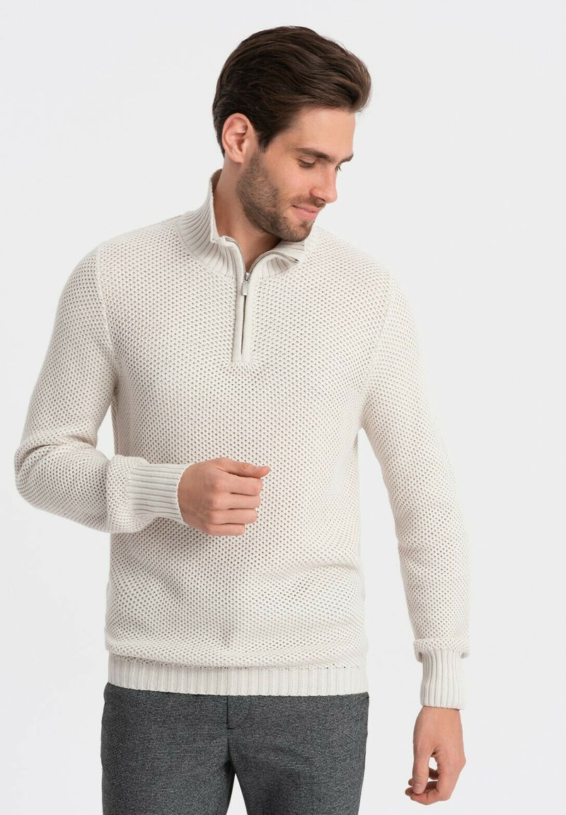 Pull en crème clair à col zippé, fabriqué en tissu à maille texturée, avec des poignets et un ourlet côtelés, doté d'une coupe moderne et d'un motif subtil.
