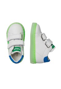 Sneakers bianchi in pelle con suole trasparenti verdi, accenti blu e verdi, e due cinturini regolabili in Velcro. Design della punta arrotondata.
