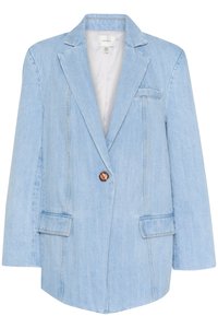 Blazer en denim bleu clair avec une fermeture à bouton unique, des revers crantés, deux poches avant et des détails de couture visibles.