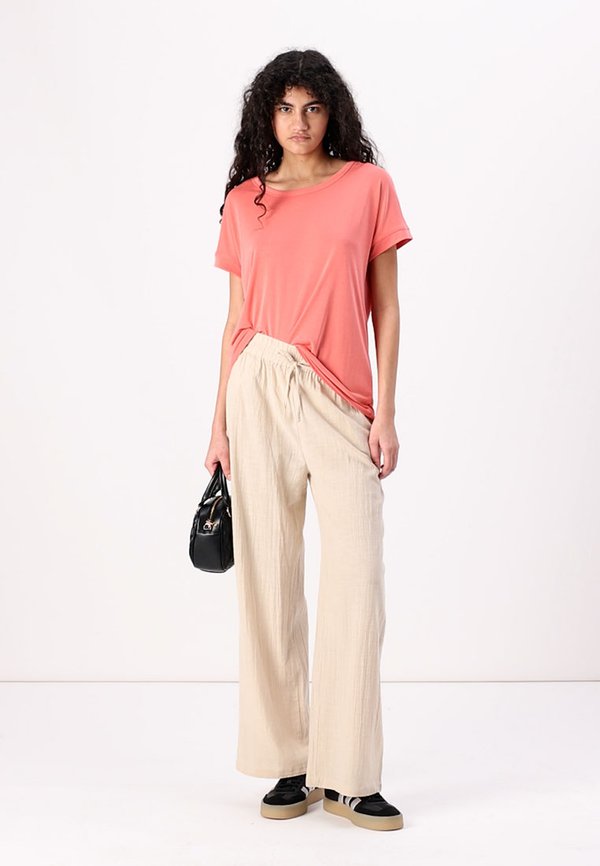 ONLTIZANA LOOSE PANTS - Trousers - silver lining2