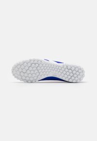 adidas Performance PREDATOR CLUB - Botines de fútbol para césped - lucid blue/footwear white/solar red
