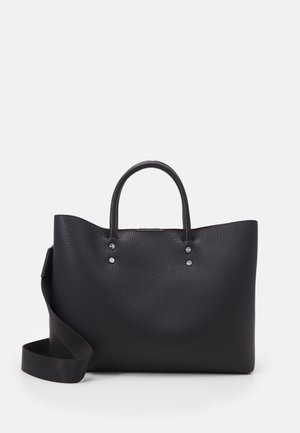 Sac cabas en cuir noir texturé avec deux anses supérieures, une bandoulière détachable, des ferrures argentées et un dessus ouvert.