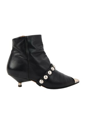 Bottine en cuir noir avec petit talon, bout pointu argenté et bride avec de gros clous argentés à l'avant.