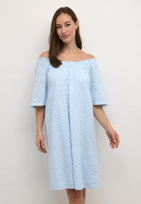 Ljusblå off-shoulder-klänning i bomull med hålmönster, ärm med trekvartslängd och en lös A-linjeformad silhuett.