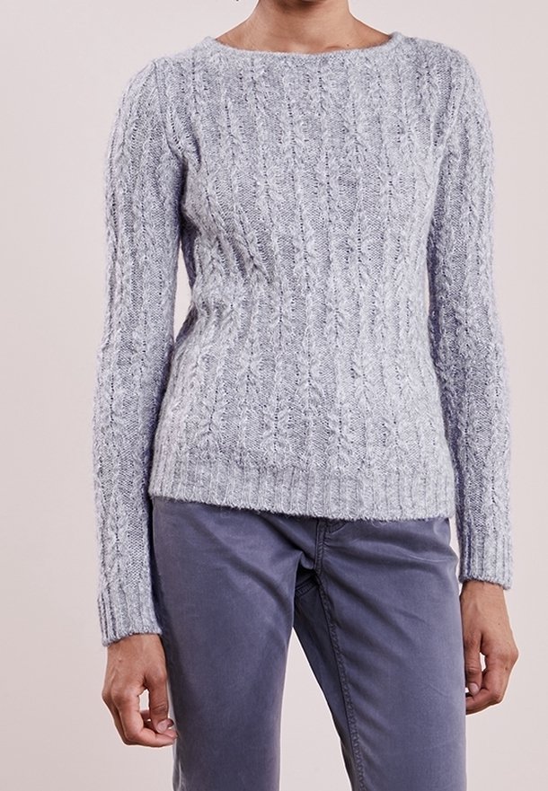 Vaaleanharmaa neulottu villapaita, jossa on ribbireunus, pitkät hihat ja leveä pyöreä kaula-aukko, käytetty harmaiden housujen päällä.