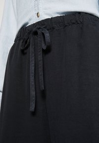 Samsøe Samsøe TROUSERS - Nadrágok - washed black